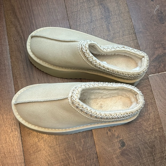Ugg knock offs from Amazon. Not sure of brand. - Picture 1 of 2